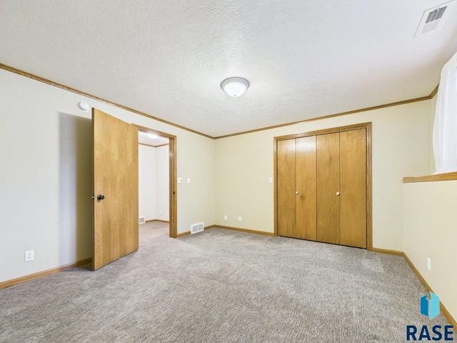 607 E 61st St Street, Sioux Falls, SD 57108