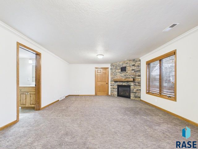 607 E 61st St Street, Sioux Falls, SD 57108