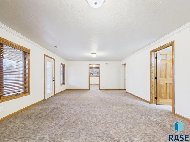 607 E 61st St Street, Sioux Falls, SD 57108