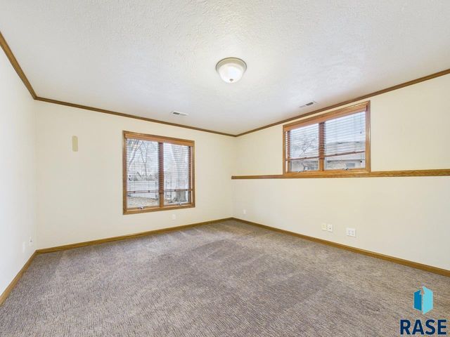 607 E 61st St Street, Sioux Falls, SD 57108