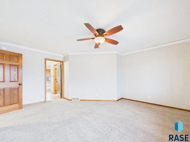 607 E 61st St Street, Sioux Falls, SD 57108