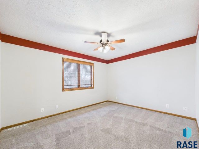 607 E 61st St Street, Sioux Falls, SD 57108