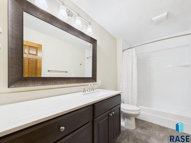 607 E 61st St Street, Sioux Falls, SD 57108