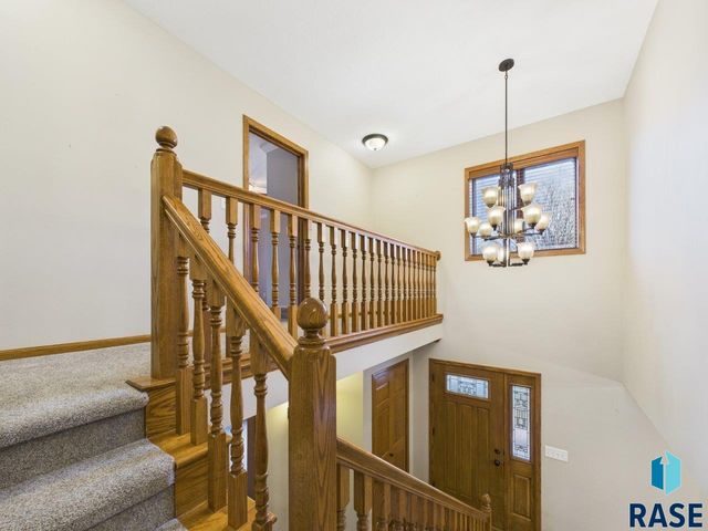 607 E 61st St Street, Sioux Falls, SD 57108