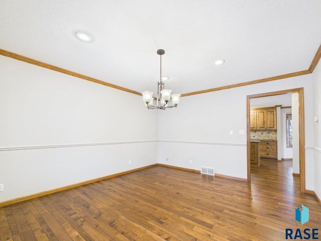 607 E 61st St Street, Sioux Falls, SD 57108