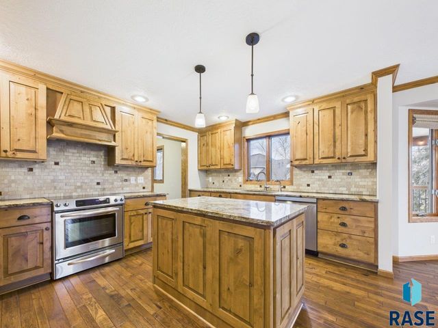 607 E 61st St Street, Sioux Falls, SD 57108