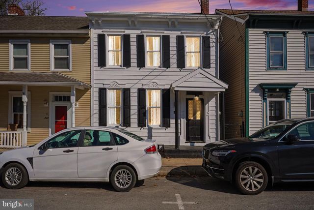 240 W MARKET ST, Marietta, PA 17547