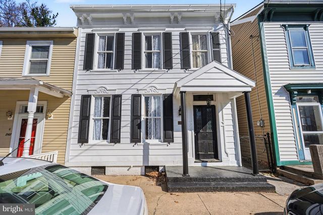 240 W MARKET ST, Marietta, PA 17547