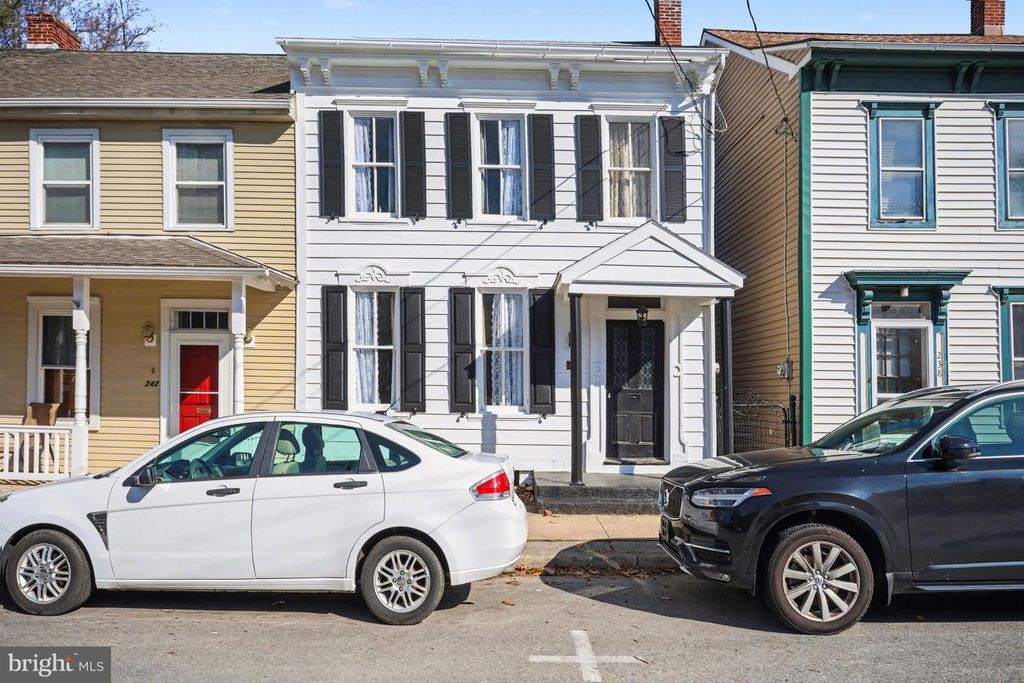 240 W MARKET ST, Marietta, PA 17547