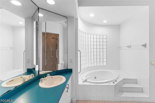 480 Las Tiendas LN, Sanibel, FL 33957