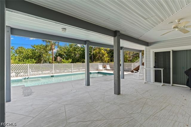 480 Las Tiendas LN, Sanibel, FL 33957