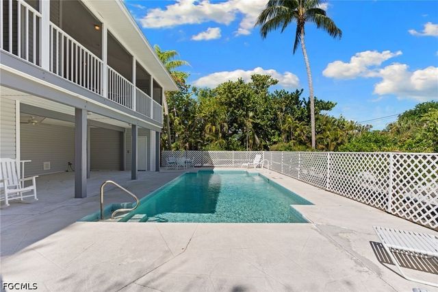 480 Las Tiendas LN, Sanibel, FL 33957