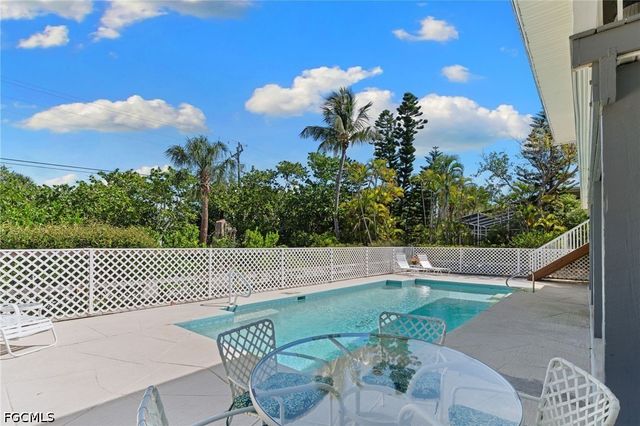 480 Las Tiendas LN, Sanibel, FL 33957