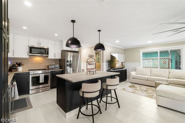 2574 Bayshore DR, Matlacha, FL 33993