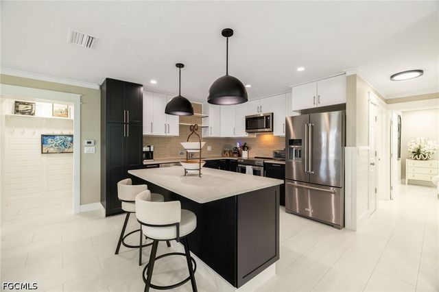 2574 Bayshore DR, Matlacha, FL 33993