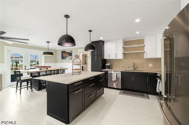 2574 Bayshore DR, Matlacha, FL 33993