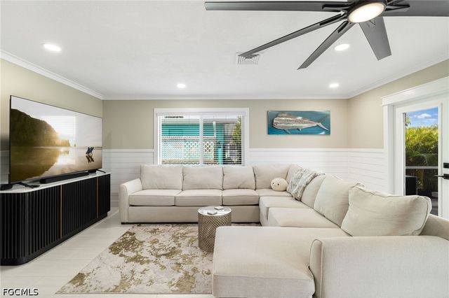 2574 Bayshore DR, Matlacha, FL 33993