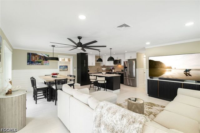 2574 Bayshore DR, Matlacha, FL 33993