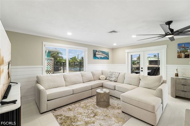 2574 Bayshore DR, Matlacha, FL 33993