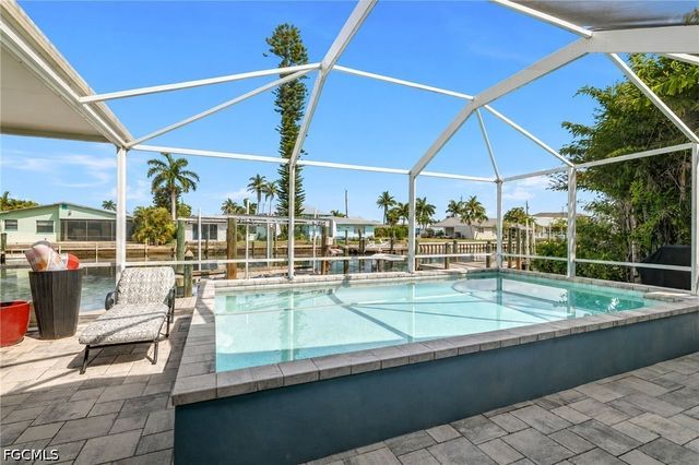 2574 Bayshore DR, Matlacha, FL 33993