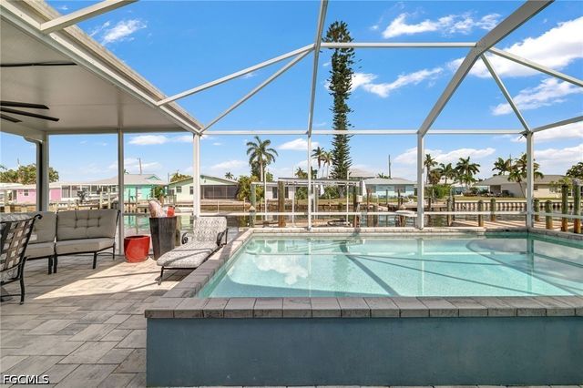 2574 Bayshore DR, Matlacha, FL 33993