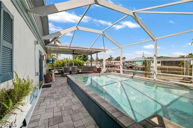 2574 Bayshore DR, Matlacha, FL 33993