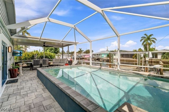 2574 Bayshore DR, Matlacha, FL 33993