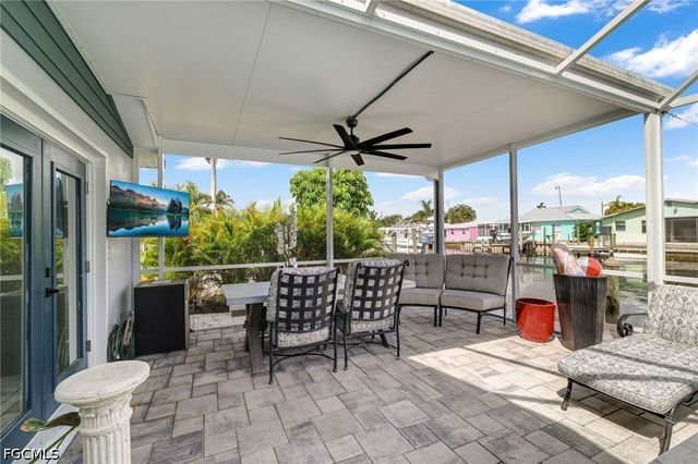 2574 Bayshore DR, Matlacha, FL 33993