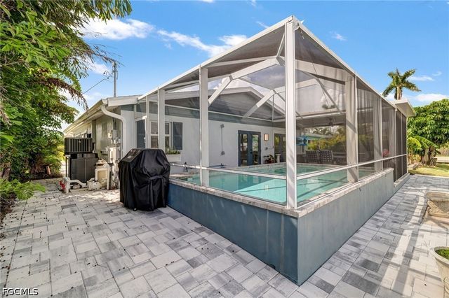 2574 Bayshore DR, Matlacha, FL 33993