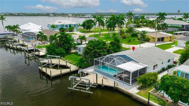2574 Bayshore DR, Matlacha, FL 33993