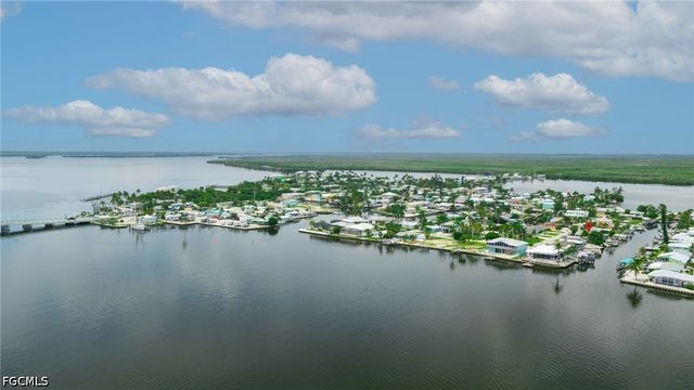 2574 Bayshore DR, Matlacha, FL 33993