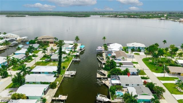 2574 Bayshore DR, Matlacha, FL 33993