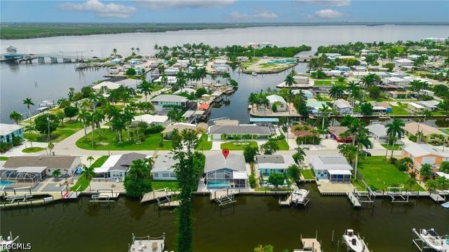 2574 Bayshore DR, Matlacha, FL 33993