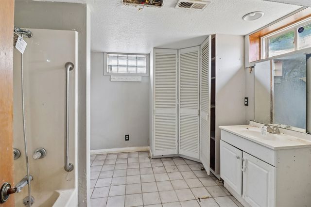 4707 NW Piekenbrock Drive, Des Moines, IA 50310