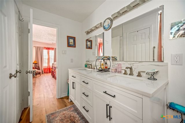 305 W Dallas Avenue, Seadrift, TX 77983