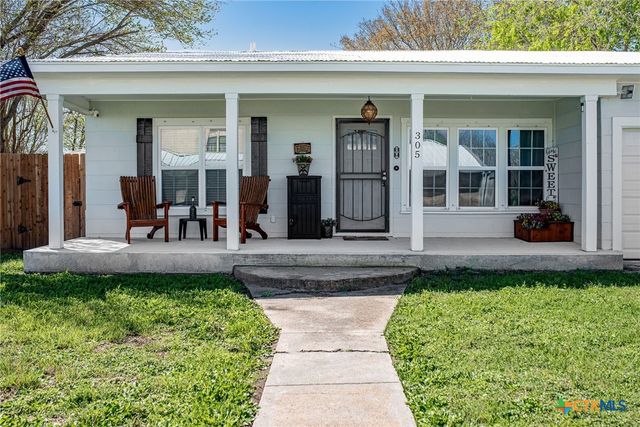 305 W Dallas Avenue, Seadrift, TX 77983