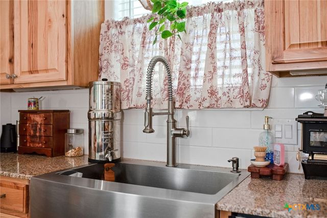 305 W Dallas Avenue, Seadrift, TX 77983