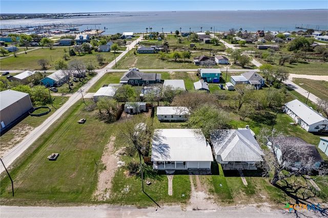 305 W Dallas Avenue, Seadrift, TX 77983
