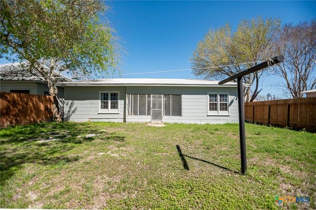 305 W Dallas Avenue, Seadrift, TX 77983