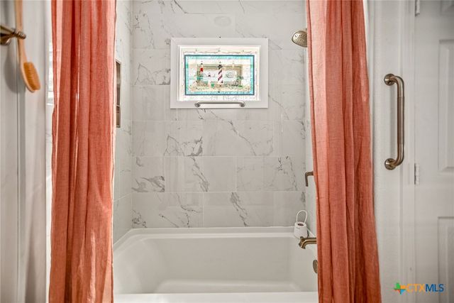 305 W Dallas Avenue, Seadrift, TX 77983