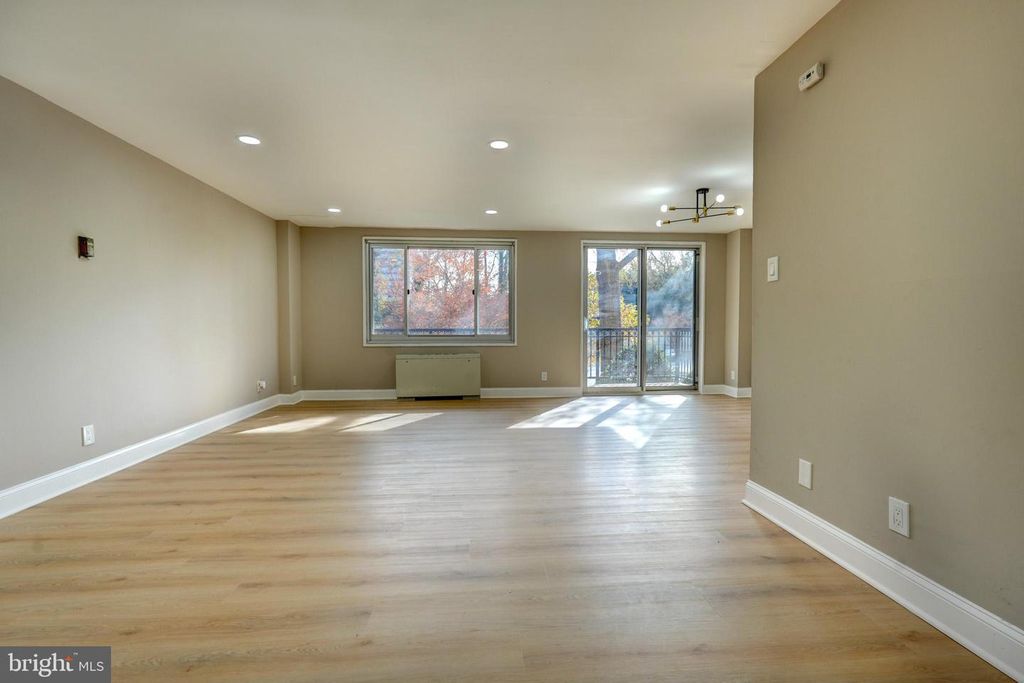 1900 LYTTONSVILLE RD #211, Silver Spring, MD 20910