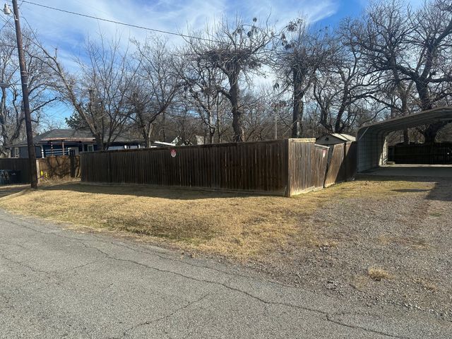 631 W Walker Street, Denison, TX 75020