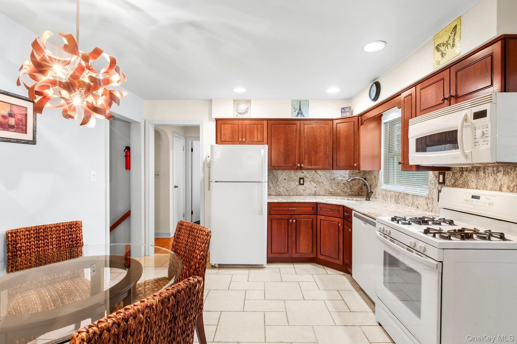85 Woodlawn Avenue, Valley Stream, NY 11581 — photo 2