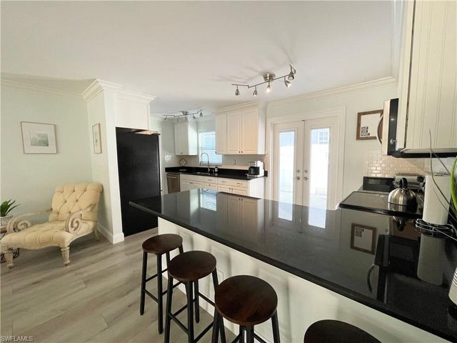 905 13th ST N, Naples, FL 34102