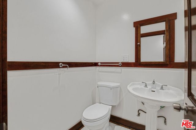 8918 Burton Way 2, Beverly Hills, CA 90211