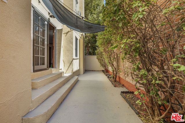 8918 Burton Way 2, Beverly Hills, CA 90211