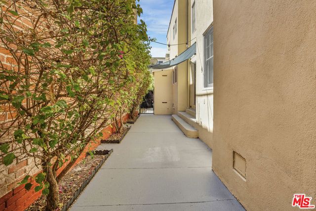 8918 Burton Way 2, Beverly Hills, CA 90211