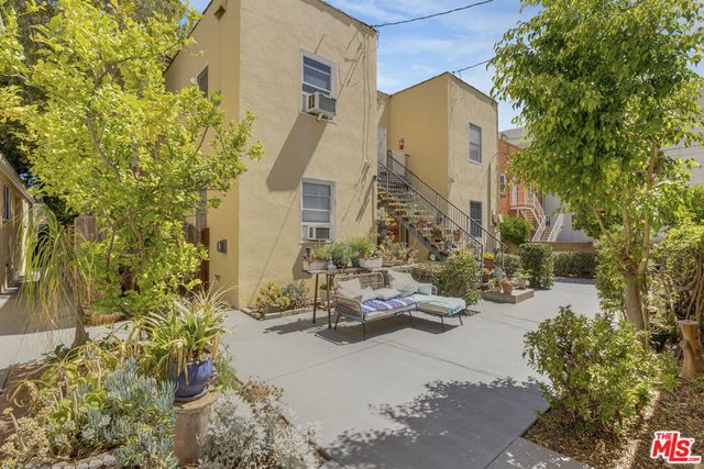 8918 Burton Way 2, Beverly Hills, CA 90211