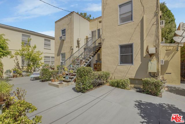 8918 Burton Way 2, Beverly Hills, CA 90211