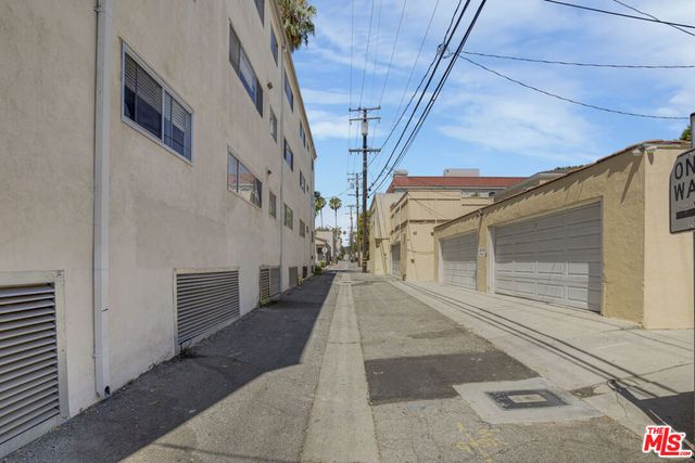 8918 Burton Way 2, Beverly Hills, CA 90211